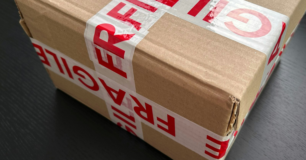Scatola di cartone sigillata con nastro fragile, tema del codice ateco e-commerce forfettario