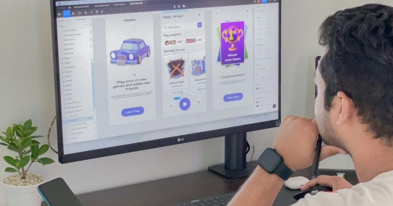 Graphic designer al lavoro su un doppio schermo con un'interfaccia app in progettazione, tema del codice ateco graphic designer forfettario