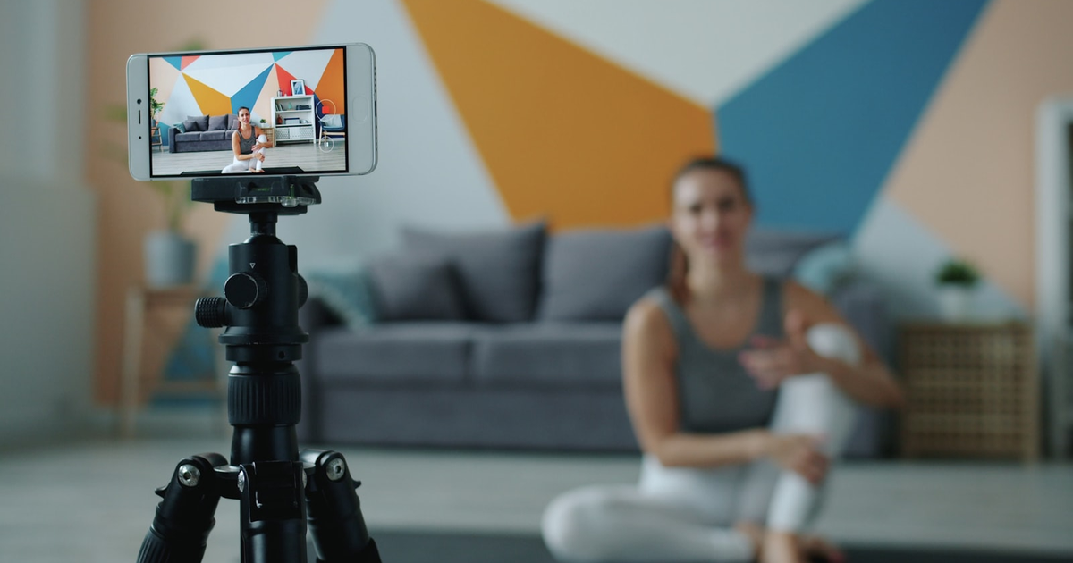 Content creator che registra un video con smartphone su treppiede, tema del codice ateco influencer forfettario