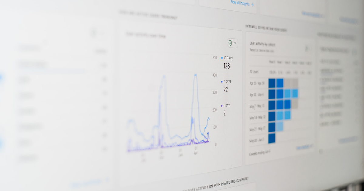Dashboard di analytics con grafici di traffico su schermo, tema del codice ateco seo specialist forfettario