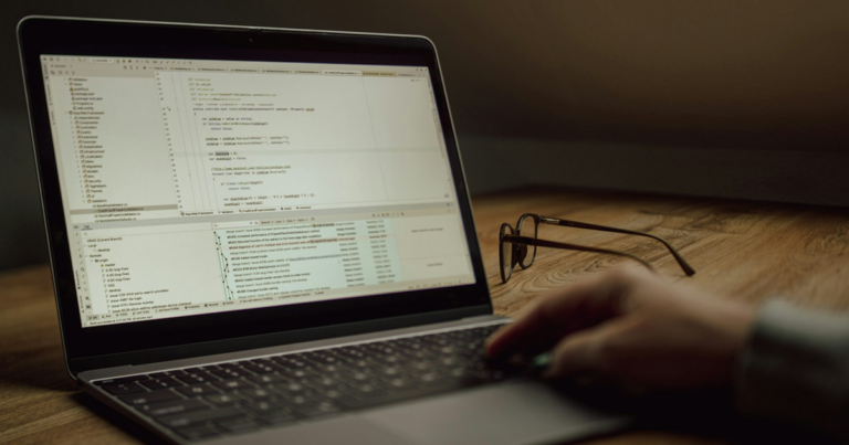 Sviluppatore al lavoro su un editor di codice, rappresentando il codice ATECO sviluppatore forfettario