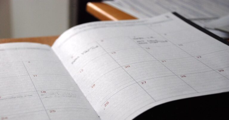 Agenda aperta su una scrivania, riferimento all'acconto imposta sostitutiva forfettario del 30 novembre