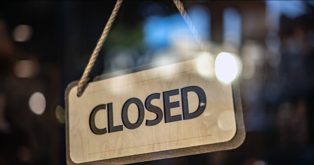 Cartello di chiusura appeso alla porta di un'attività, riferimento a chiudere partita IVA forfettario