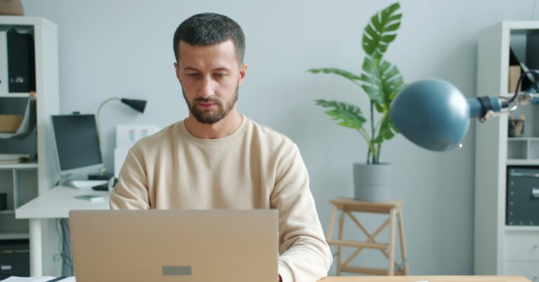 Persona al lavoro alla scrivania, riferimento a forfettario e lavoro dipendente nel 2027