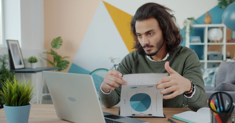 Freelance che rivede documenti al computer, riferimento al ravvedimento operoso forfettario
