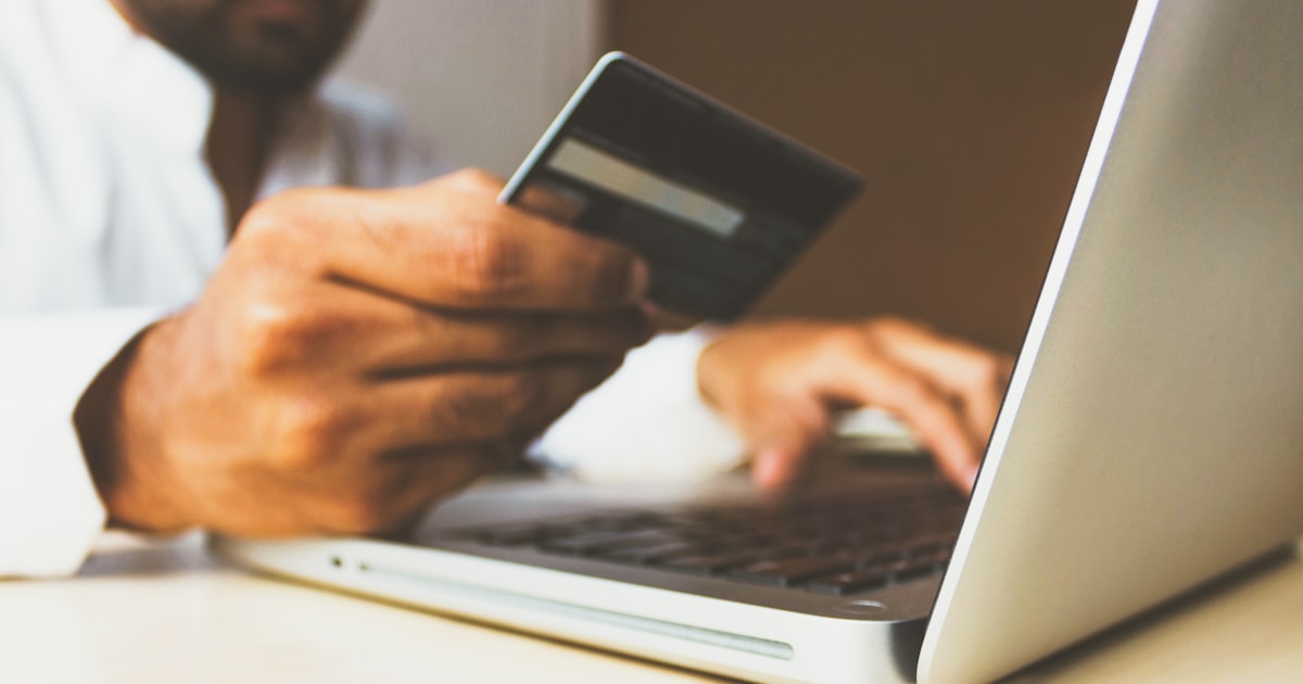 Acquisto online con carta di pagamento al computer, riferimento al reverse charge forfettario