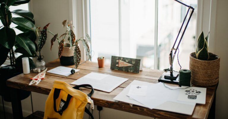 Scrivania di lavoro con documenti e lampada, riferimento alle spese deducibili forfettario